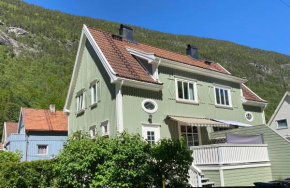 Sentralt hus ved park, Rjukan